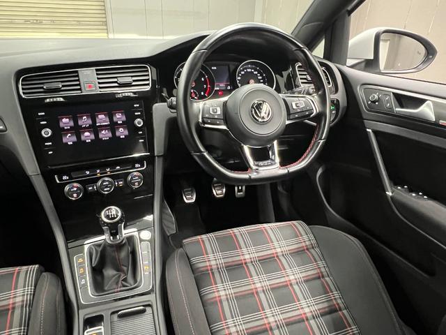 ゴルフＧＴＩ ベースグレード　６ＭＴ　距離無制限１年保証　ユーザー様直接買取車　ＣａｒＰｌａｙ対応ＤｉｓＰｒｏナビ　Ｂカメラ　衝突軽減　車線保持　ＡＣＣ　ＬＥＤオートライト　ＥＴＣ　純正１７ＡＷ　禁煙車　記録簿（27枚目）
