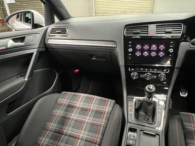 ゴルフＧＴＩ ベースグレード　６ＭＴ　距離無制限１年保証　ユーザー様直接買取車　ＣａｒＰｌａｙ対応ＤｉｓＰｒｏナビ　Ｂカメラ　衝突軽減　車線保持　ＡＣＣ　ＬＥＤオートライト　ＥＴＣ　純正１７ＡＷ　禁煙車　記録簿（28枚目）