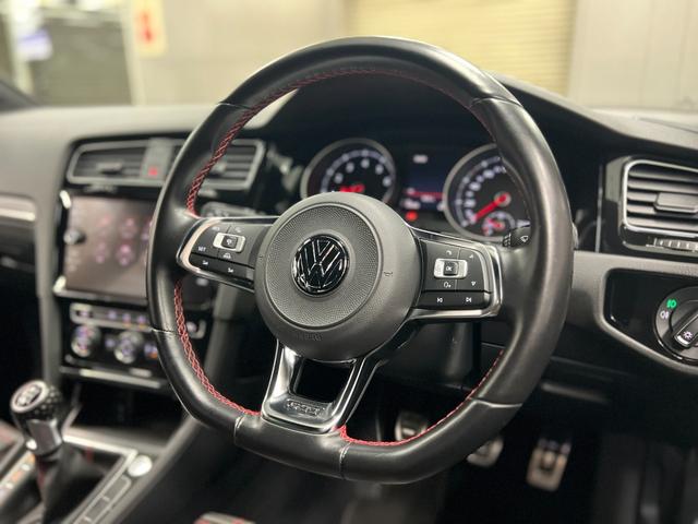 ゴルフＧＴＩ ベースグレード　６ＭＴ　距離無制限１年保証　ユーザー様直接買取車　ＣａｒＰｌａｙ対応ＤｉｓＰｒｏナビ　Ｂカメラ　衝突軽減　車線保持　ＡＣＣ　ＬＥＤオートライト　ＥＴＣ　純正１７ＡＷ　禁煙車　記録簿（29枚目）