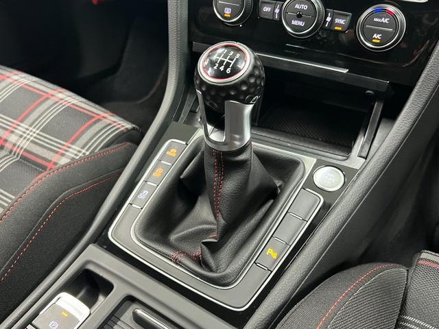 ゴルフＧＴＩ ベースグレード　６ＭＴ　距離無制限１年保証　ユーザー様直接買取車　ＣａｒＰｌａｙ対応ＤｉｓＰｒｏナビ　Ｂカメラ　衝突軽減　車線保持　ＡＣＣ　ＬＥＤオートライト　ＥＴＣ　純正１７ＡＷ　禁煙車　記録簿（32枚目）