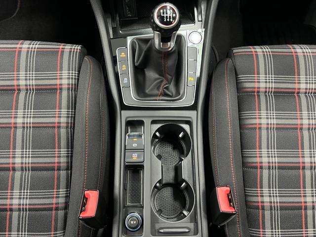ゴルフＧＴＩ ベースグレード　６ＭＴ　距離無制限１年保証　ユーザー様直接買取車　ＣａｒＰｌａｙ対応ＤｉｓＰｒｏナビ　Ｂカメラ　衝突軽減　車線保持　ＡＣＣ　ＬＥＤオートライト　ＥＴＣ　純正１７ＡＷ　禁煙車　記録簿（33枚目）