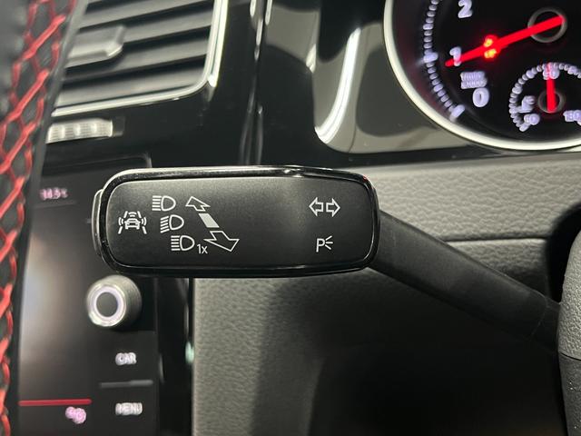 ゴルフＧＴＩ ベースグレード　６ＭＴ　距離無制限１年保証　ユーザー様直接買取車　ＣａｒＰｌａｙ対応ＤｉｓＰｒｏナビ　Ｂカメラ　衝突軽減　車線保持　ＡＣＣ　ＬＥＤオートライト　ＥＴＣ　純正１７ＡＷ　禁煙車　記録簿（50枚目）