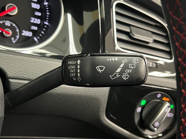 ゴルフＧＴＩ ベースグレード　６ＭＴ　距離無制限１年保証　ユーザー様直接買取車　ＣａｒＰｌａｙ対応ＤｉｓＰｒｏナビ　Ｂカメラ　衝突軽減　車線保持　ＡＣＣ　ＬＥＤオートライト　ＥＴＣ　純正１７ＡＷ　禁煙車　記録簿（51枚目）