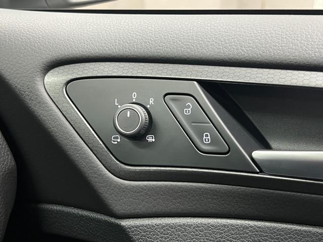 ゴルフＧＴＩ ベースグレード　６ＭＴ　距離無制限１年保証　ユーザー様直接買取車　ＣａｒＰｌａｙ対応ＤｉｓＰｒｏナビ　Ｂカメラ　衝突軽減　車線保持　ＡＣＣ　ＬＥＤオートライト　ＥＴＣ　純正１７ＡＷ　禁煙車　記録簿（54枚目）