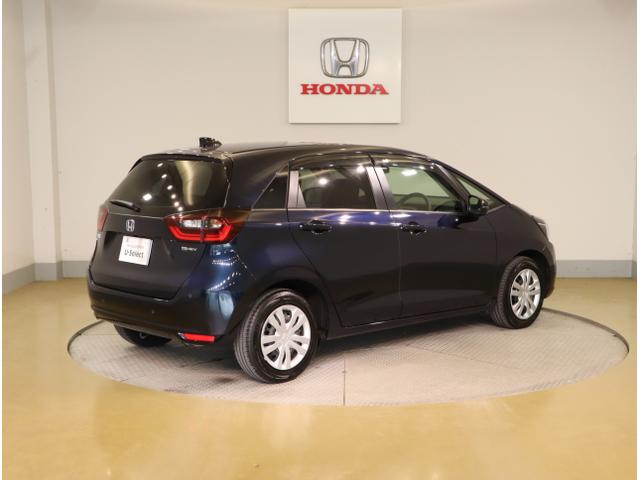 フィット ｅ：ＨＥＶホーム　前後誤発進抑制機能　クリソナ　助手席エアバッグ　運転席エアバッグ　アイドリングストップ　ＬＥＤライト　ＵＳＢ接続　バックカメラ　ＡＢＳ　サイドエアバッグ　オートクルーズコントロール（7枚目）