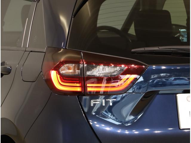 フィット ｅ：ＨＥＶホーム　前後誤発進抑制機能　クリソナ　助手席エアバッグ　運転席エアバッグ　アイドリングストップ　ＬＥＤライト　ＵＳＢ接続　バックカメラ　ＡＢＳ　サイドエアバッグ　オートクルーズコントロール（13枚目）