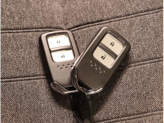 フィット ｅ：ＨＥＶホーム　前後誤発進抑制機能　クリソナ　助手席エアバッグ　運転席エアバッグ　アイドリングストップ　ＬＥＤライト　ＵＳＢ接続　バックカメラ　ＡＢＳ　サイドエアバッグ　オートクルーズコントロール（26枚目）