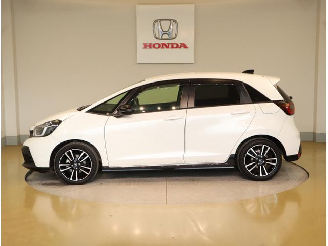 フィット ｅ：ＨＥＶＲＳ　エアバッグ　ナビ＆ＴＶ　パワーウィンドウ　助手席エアバッグ　Ｄレコ　フルセグテレビ　ＬＥＤヘッドランプ　セキュリティアラーム　フルオートエアコン　ＥＴＣ装備　スマートキ　ＤＶＤ再生（4枚目）