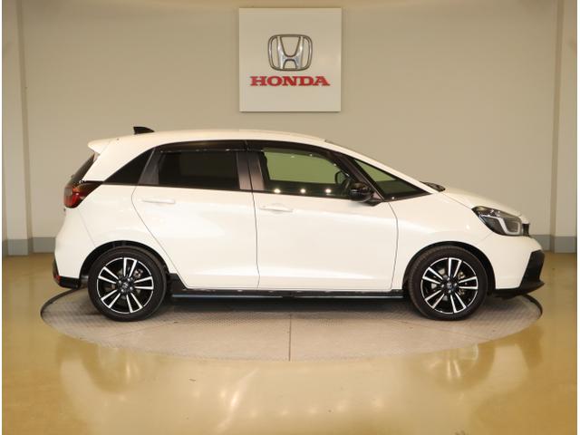 フィット ｅ：ＨＥＶＲＳ　エアバッグ　ナビ＆ＴＶ　パワーウィンドウ　助手席エアバッグ　Ｄレコ　フルセグテレビ　ＬＥＤヘッドランプ　セキュリティアラーム　フルオートエアコン　ＥＴＣ装備　スマートキ　ＤＶＤ再生（8枚目）