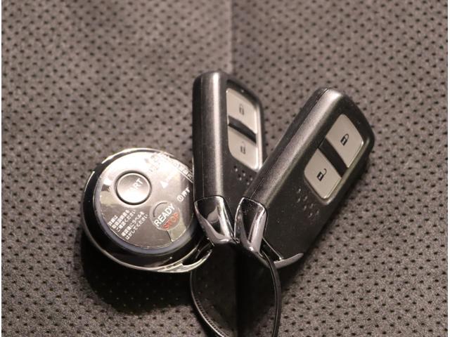 フィット ｅ：ＨＥＶＲＳ　エアバッグ　ナビ＆ＴＶ　パワーウィンドウ　助手席エアバッグ　Ｄレコ　フルセグテレビ　ＬＥＤヘッドランプ　セキュリティアラーム　フルオートエアコン　ＥＴＣ装備　スマートキ　ＤＶＤ再生（26枚目）