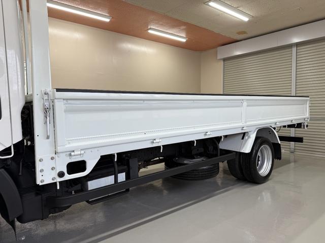 アトラストラック ３．０Ｄ　全低床　６ＡＴ　１４尺　荷台・横根太アピトン材張替済み・荷台寸：長さ４３５×幅１７８×高さ３８×荷台高さ８３・あおり再塗装済・ミラーヒーター・キーレス・バックカメラ・Ｂｌｕｅｔｏｏｔｈ・ワンセグＴＶ（9枚目）