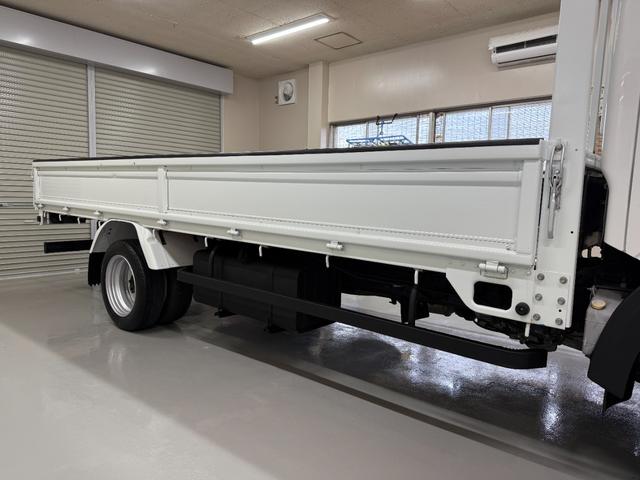 アトラストラック ３．０Ｄ　全低床　６ＡＴ　１４尺　荷台・横根太アピトン材張替済み・荷台寸：長さ４３５×幅１７８×高さ３８×荷台高さ８３・あおり再塗装済・ミラーヒーター・キーレス・バックカメラ・Ｂｌｕｅｔｏｏｔｈ・ワンセグＴＶ（10枚目）