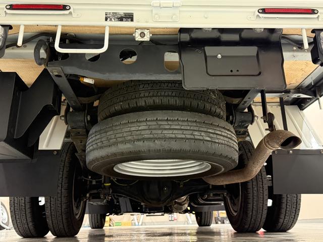 ダイナトラック Ｗキャブロングジャストロー　低床・Ｗタイヤ・荷台張替済・ナビ・バックカメラ・前後パワーウィンドウ・荷台再塗装済・普通免許可・純正ＬＥＤフォグ・車両総重量３４２０Ｋｇ（11枚目）