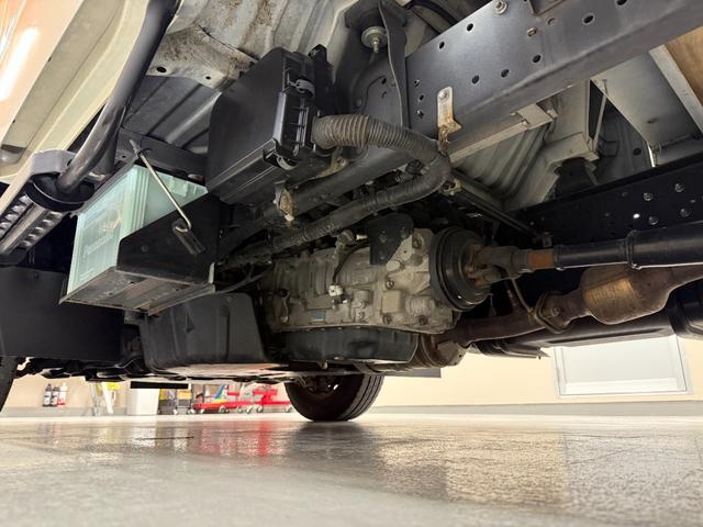 ダイナトラック Ｗキャブロングジャストロー　低床・Ｗタイヤ・荷台張替済・ナビ・バックカメラ・前後パワーウィンドウ・荷台再塗装済・普通免許可・純正ＬＥＤフォグ・車両総重量３４２０Ｋｇ（12枚目）