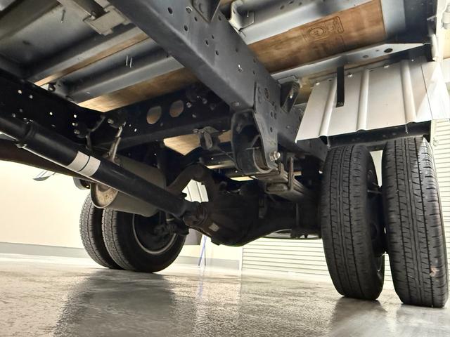 ダイナトラック Ｗキャブロングジャストロー　低床・Ｗタイヤ・荷台張替済・ナビ・バックカメラ・前後パワーウィンドウ・荷台再塗装済・普通免許可・純正ＬＥＤフォグ・車両総重量３４２０Ｋｇ（13枚目）