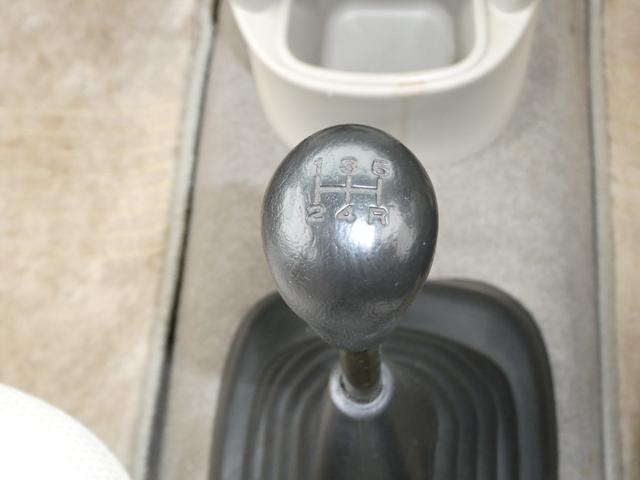 Ｒ２ ｉ　５速マニュアル　車検令和８年６月１５日　走行距離５１１０７ＫＭ　修復歴　無し　キーレスエントリー運転席エアバッグフロントフォグランプＢドアバイザー８（12枚目）