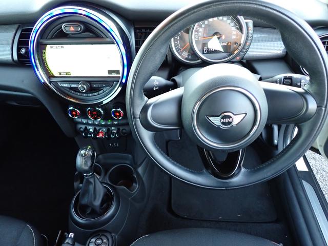 ＭＩＮＩ クーパー　純正１７インチアルミ　純正ナビ　Ｂカメラ　スマートキー（5枚目）