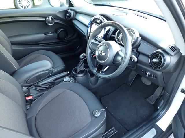 ＭＩＮＩ クーパー　純正１７インチアルミ　純正ナビ　Ｂカメラ　スマートキー（6枚目）