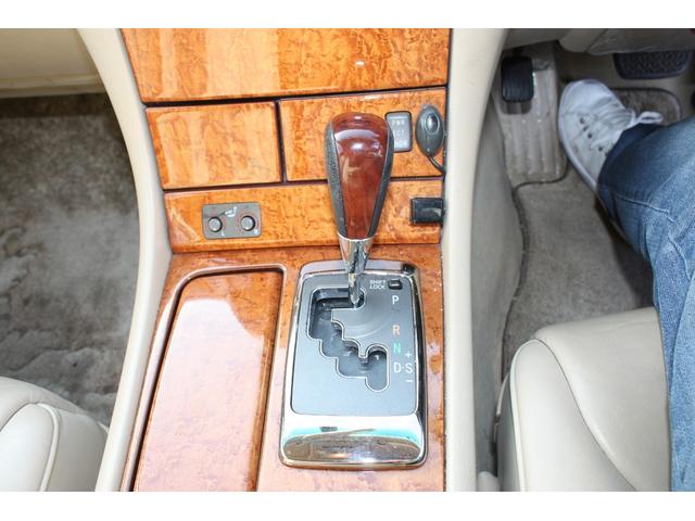 セルシオ Ａ仕様　エアコン　カーテンエアバッグ　キーレスキー　パワーステアリング　カセット　ＡＢＳ　ＥＳＣ　クルーズコントロール　パワーシート　衝突安全ボディ　セキュリティアラーム（10枚目）