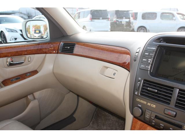 セルシオ Ａ仕様　エアコン　カーテンエアバッグ　キーレスキー　パワーステアリング　カセット　ＡＢＳ　ＥＳＣ　クルーズコントロール　パワーシート　衝突安全ボディ　セキュリティアラーム（11枚目）