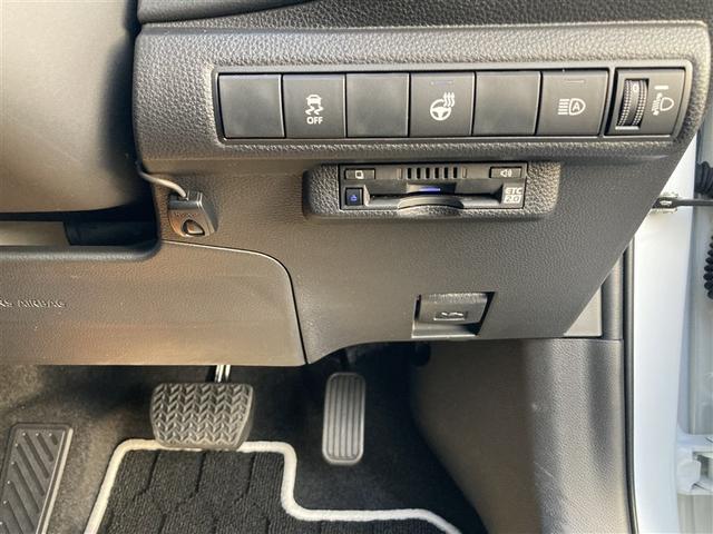 カローラツーリング ハイブリッド　ダブルバイビー　追突軽減ブレーキ　バックモニタ　地デジフルセグ　横滑防止　ナビＴＶ　スマキー　ＬＥＤライト　デュアルエアバッグ　エアコン　オートクルーズ　サイドエアバッグ　ＥＴＣ付　ＰＳ　キーフリー　ＡＢＳ　盗難防止（13枚目）