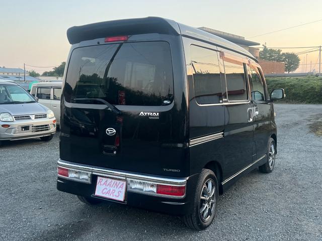 アトレーワゴン カスタムターボＲＳリミテッド　ナビ　４ＷＤ　ターボ　アルミホイール　エアコン　パワーステアリング　パワーウィンドウ　キーレスエントリー　ベンチシート　フルフラットＡＢＳ　運転席エアバッグ　衝突安全ボディ　助手席エアバッグ（8枚目）