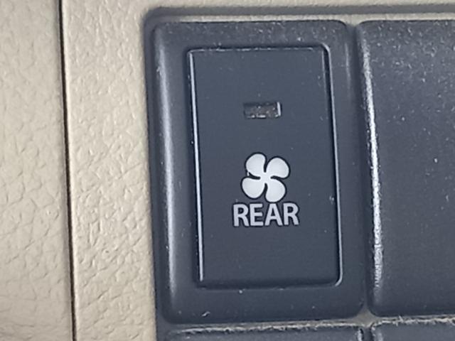 <リアヒーター>後部座席を効率的に温めるために、運転席や助手席の下などに設けられた温風を送り出す設備です。温風を後部座席まで直接送るため、車内全体を素早く暖めることができます!