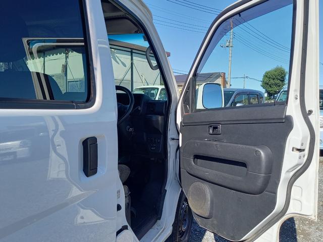 ハイゼットカーゴ クルーズＳＡＩＩＩ　パートタイム４ＷＤ　ナビ　バックカメラ　Ｂｌｕｅｔｏｏｔｈオーディオ　キーレスエントリー　スペアキー　ＥＴＣ　パワーウィンドウ　ドアバイザー　オートマチックハイビーム　電動格納ミラー　スマートアシスト（11枚目）