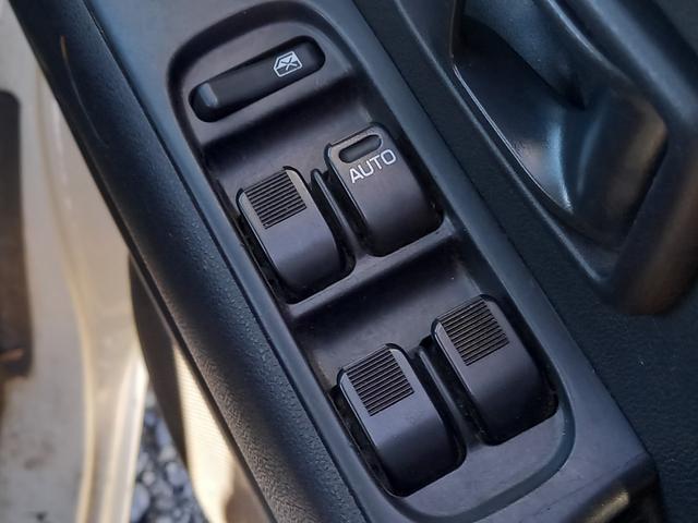 ハイゼットカーゴ クルーズＳＡＩＩＩ　パートタイム４ＷＤ　ナビ　バックカメラ　Ｂｌｕｅｔｏｏｔｈオーディオ　キーレスエントリー　スペアキー　ＥＴＣ　パワーウィンドウ　ドアバイザー　オートマチックハイビーム　電動格納ミラー　スマートアシスト（12枚目）
