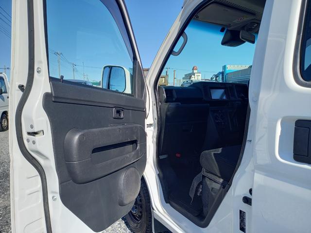 ハイゼットカーゴ クルーズＳＡＩＩＩ　パートタイム４ＷＤ　ナビ　バックカメラ　Ｂｌｕｅｔｏｏｔｈオーディオ　キーレスエントリー　スペアキー　ＥＴＣ　パワーウィンドウ　ドアバイザー　オートマチックハイビーム　電動格納ミラー　スマートアシスト（17枚目）