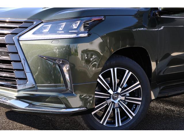 エクステリアは、ロア部を大胆に厚くした安定感のあるフロントビュー、伸びやかで厚みのあるダイナミックなアンダーボディを強調するサイドビュー