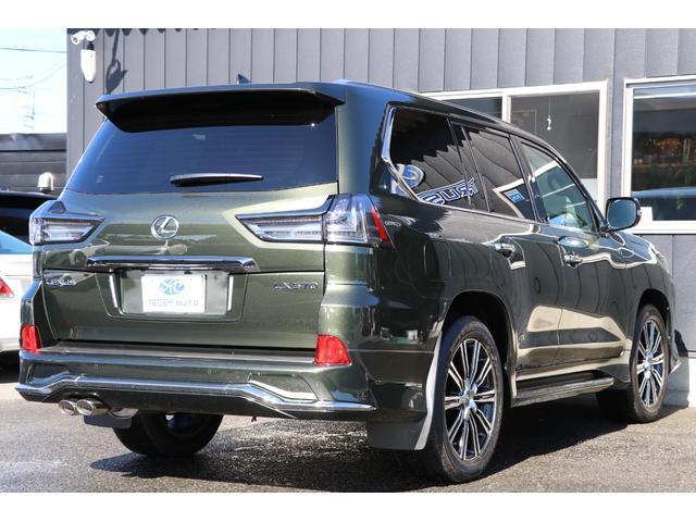 力強いスタンスと洗練された造形のリヤビューが、本格ＳＵＶとしての力強さとフラッグシップとしてのラグジュアリー感を表現。