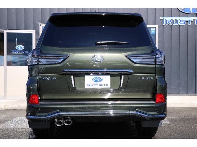 インテリアは、機能性に配慮しながら、金属、革、本木目と異なる素材のコントラストを際立たせ、上質感を演出。