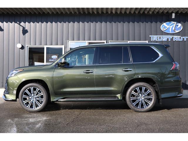 エクステリアは、ロア部を大胆に厚くした安定感のあるフロントビュー、伸びやかで厚みのあるダイナミックなアンダーボディを強調するサイドビュー