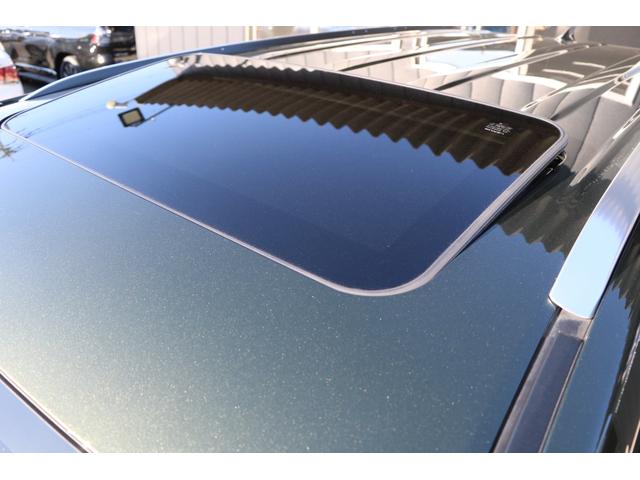 インテリアは、機能性に配慮しながら、金属、革、本木目と異なる素材のコントラストを際立たせ、上質感を演出。