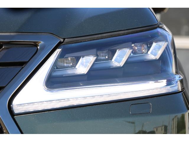ヘッドライトの状態です。保管状況が良く、くもりや黄ばみ等もなくとても綺麗な状態です。