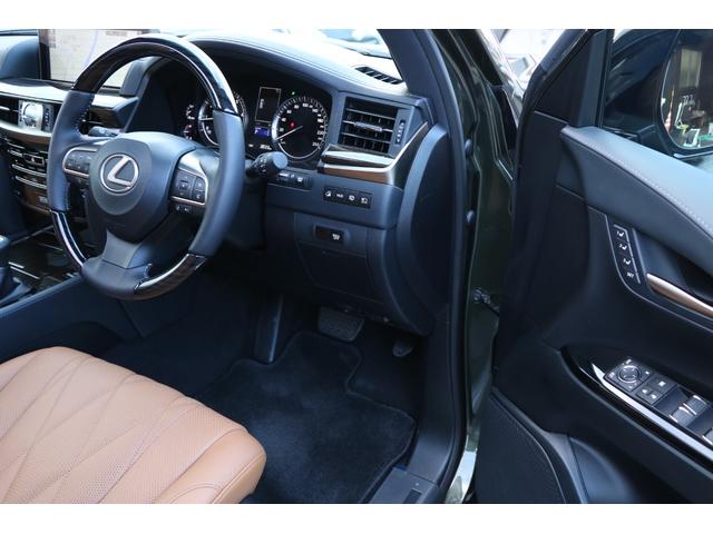 運転席になります。走行距離が少なく魅力的です。ブラウン本革が高級感を演出しております。シート切れ等もございません。禁煙車です。純正フロアマットを装着しております。