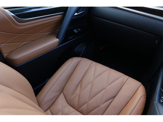 運転席になります。走行距離が少なく魅力的です。ブラウン本革が高級感を演出しております。シート切れ等もございません。禁煙車です。純正フロアマットを装着しております。