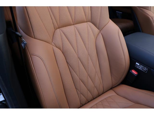 運転席になります。走行距離が少なく魅力的です。ブラウン本革が高級感を演出しております。シート切れ等もございません。禁煙車です。純正フロアマットを装着しております。