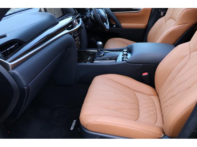 助手席になります。走行距離が少なく魅力的です。ブラウン本革が高級感を演出しております。シート切れ等もございません。禁煙車です。純正フロアマットを装着しております。