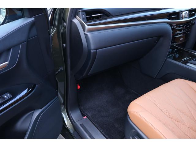 助手席になります。走行距離が少なく魅力的です。ブラウン本革が高級感を演出しております。シート切れ等もございません。禁煙車です。純正フロアマットを装着しております。