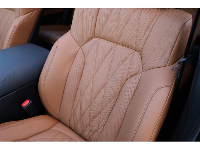 助手席になります。走行距離が少なく魅力的です。ブラウン本革が高級感を演出しております。シート切れ等もございません。禁煙車です。純正フロアマットを装着しております。