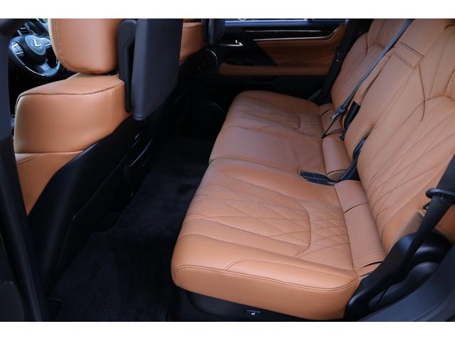 リアシートになります。走行距離が少なく魅力的です。ブラウン本革が高級感を演出しております。シート切れ等もございません。禁煙車です。純正フロアマットを装着しております。