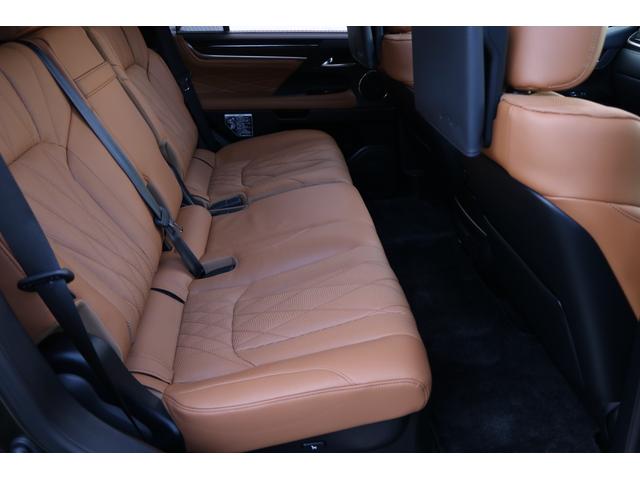 リアシートになります。走行距離が少なく魅力的です。ブラウン本革が高級感を演出しております。シート切れ等もございません。禁煙車です。純正フロアマットを装着しております。