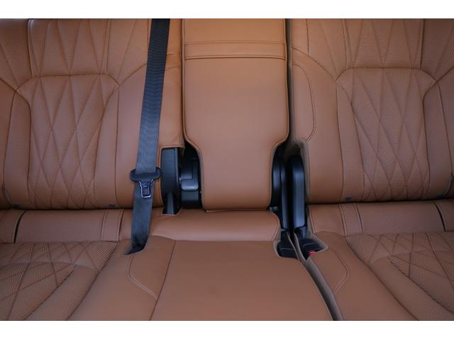 リアシートになります。走行距離が少なく魅力的です。ブラウン本革が高級感を演出しております。シート切れ等もございません。禁煙車です。純正フロアマットを装着しております。
