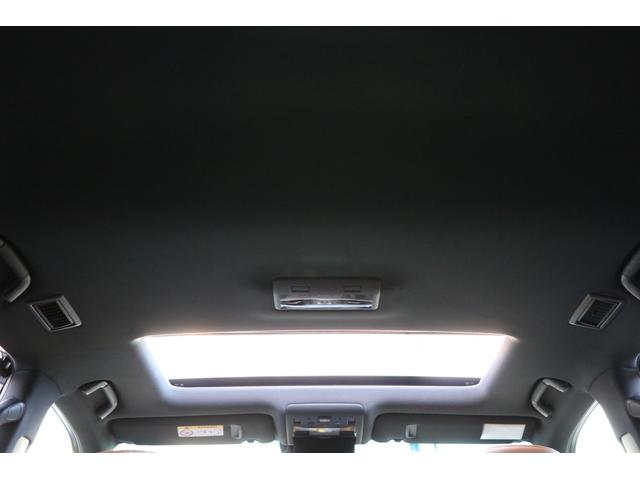 ルーフの状態になります。シミや黄ばみ、たるみなどもなく、とても綺麗な状態です。サンルーフを装着しております。