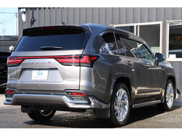 インテリアではクルマとの対話を生み出すＴａｚｕｎａ　Ｃｏｎｃｅｐｔに基づき、表示類やスイッチ類を配置し、悪路での運転中にも少ない姿勢変化で、クルマを意のままに操ることの出来るコックピット空間を実現した