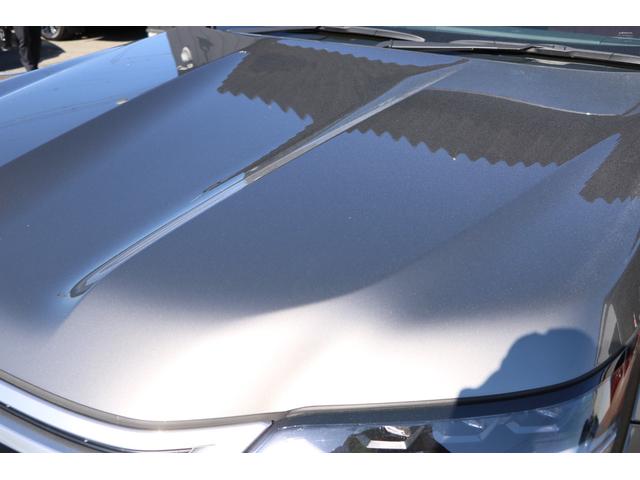 機能に根差した次世代ＬＥＸＵＳのデザインランゲージを追求した新しいスピンドルグリルにより、立体感とボディとの一体感を際立たせ、塊感を表現すると同時に冷却機能や整流効率といった機能を両立。