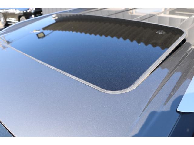 インテリアではクルマとの対話を生み出すＴａｚｕｎａ　Ｃｏｎｃｅｐｔに基づき、表示類やスイッチ類を配置し、悪路での運転中にも少ない姿勢変化で、クルマを意のままに操ることの出来るコックピット空間を実現した