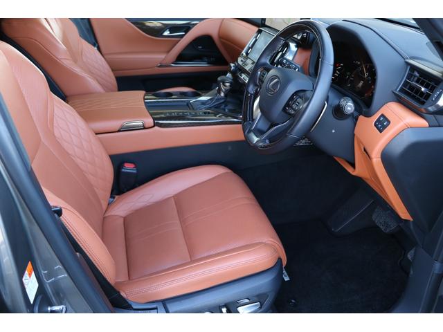 運転席になります。本革シートとＯＰオーナメントパネル鷹羽が高級感を演出しております。シート切れ等もございません。純正フロアマットを装着しております。